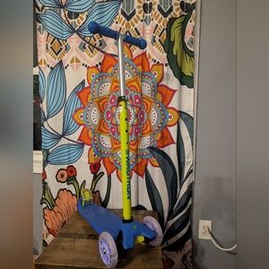 Swagtron 3 Wheel Scooter. Blue & Green.